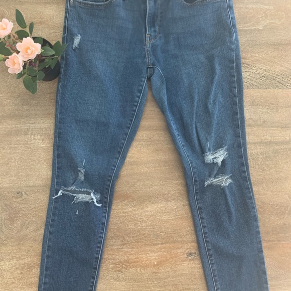 Women’s 711 Skinny distressed Levis - Picture 2 of 9